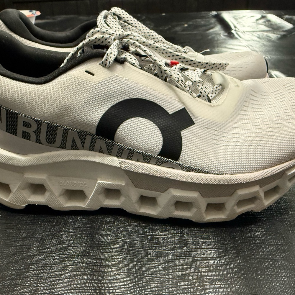 ON cloudmonsters 2 woman’s